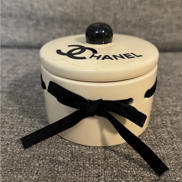 CHANEL Black and White Round Jewelry box❗️LAST FEW❗️ WILL NOT RESTOCK❗️ - Picture 4 of 8